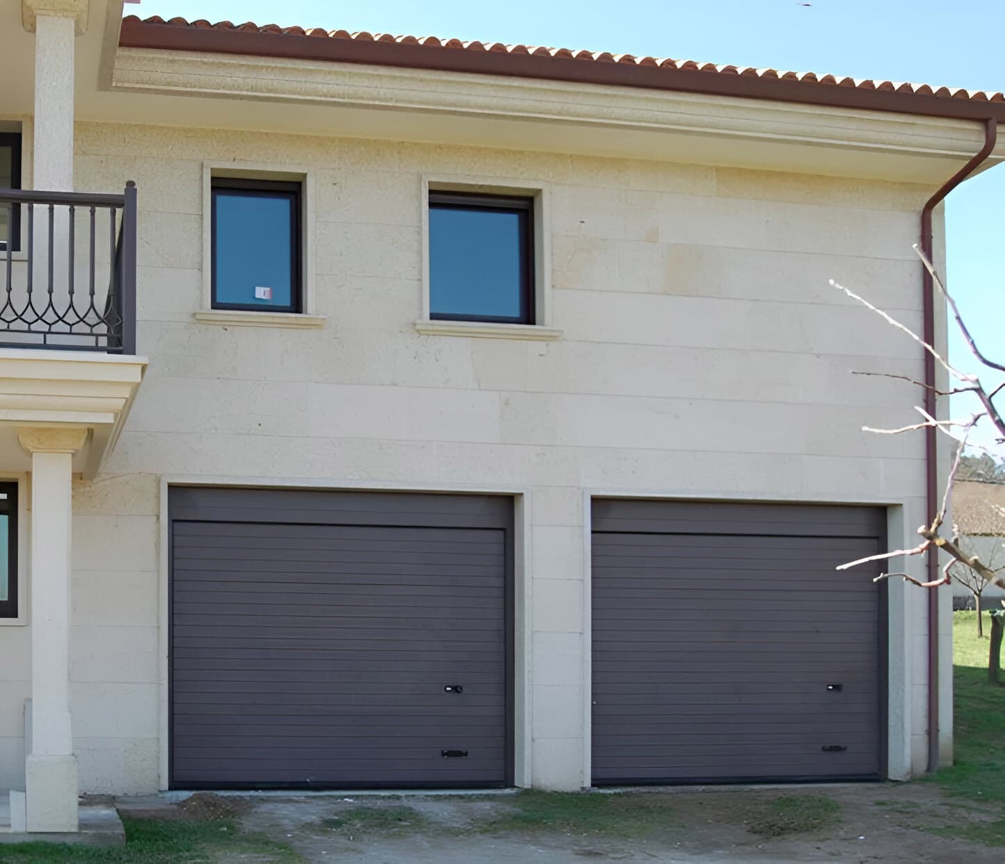  Venta e instalación de puertas de garaje y cerramientos en Padrón